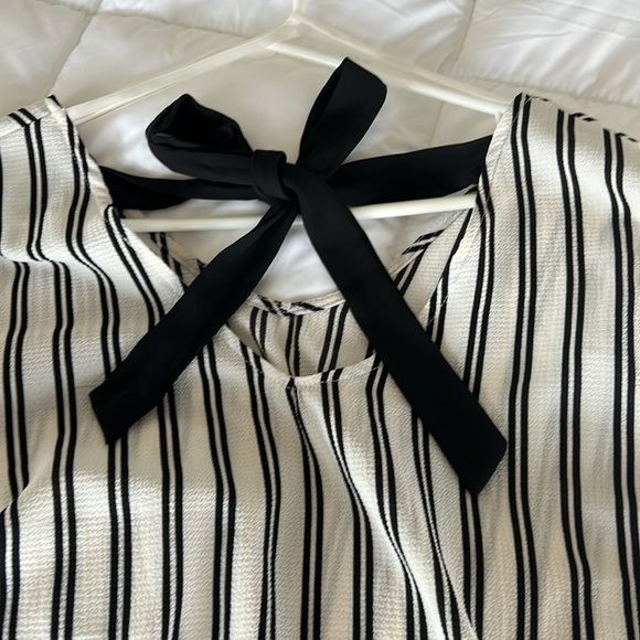 Straight cut, flared sleeve blouse with black tie up in back. Green Envelope. - Picture 7 of 10